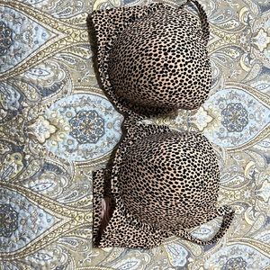 38DD underwire bikini top with regulars adjustable straps. Like new.